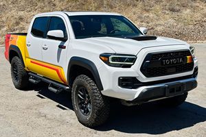 2020 pour Toyota Tacoma TRD. Pro Double Cab, faible kilométrage, boîte de vitesses automatique, direction à gauche, pneus R20, état sombre - Product Image 3