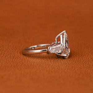 Bague de fiançailles personnalisée en diamant taillé en laboratoire avec trois pierres et diamants taillés en Teper Bague cadeau d'anniversaire en argent sterling - Product Image 6