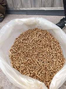 Granulés de bois dur en briquettes 25 kg – Combustible biomasse pour système de chauffage - Product Image 2