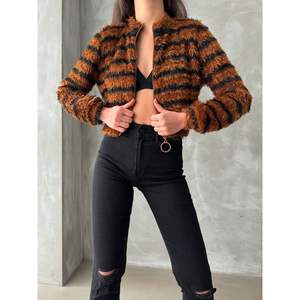 เสื้อโค้ทผู้หญิงลายทางมีซิปผ้าพลัฌ-สินค้าขายส่ง - Product Image 4