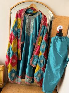 Meilleure exportation multicolore brodé attrayant fête porter Chinon soie tissu Kurti pantalon Dupatta disponible dans des tailles personnalisées - Product Image 4