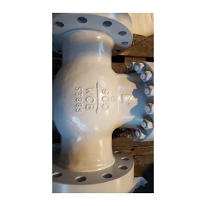 Válvula de retención forjada de acero inoxidable con extremos NPT de 1/2'' para uso industrial, que permite el flujo directo y evita el flujo inverso. - Product Image 4
