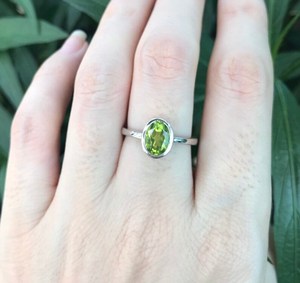 Bague minimaliste en argent sterling 925 massif pour femmes faite à la main août pierre de naissance péridot Quartz 10x8mm réglage de lunette ovale - Product Image 2