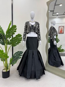Lehenga Choli y Koti de seda de diseño con bordado de lentejuelas estilo Bollywood puntada completa hasta 42 Ropa Étnica nupcial para mujer - Product Image 2