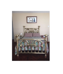 Cadre de lit en laiton de designer haut de gamme avec une structure élégante pour une mise en scène intérieure de chambre sophistiquée - Product Image 4