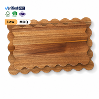 Ensemble de 2 planches à servir en bois d'acacia à bords festonnés, design rectangulaire pour la cuisine, la présentation de fromages et de charcuteries