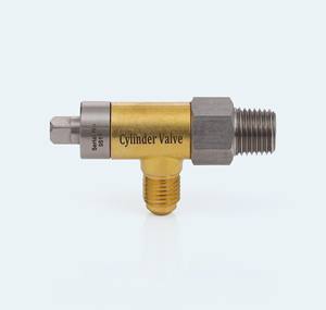 Válvula de Cilindro de Nueva Generación BrassBlizz con Chaveta 7/16-20 SAE 45 °   Adaptador de GLP/Propano de 1/4\"-18 NPT, 1200 PSI, 3 kg, BB14NPTCV-KEY - Product Image 1