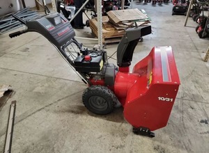 Soplador de nieve a gasolina de dos etapas con taladro despejador Honda HSL2511 Smart Auger FI Track, color rojo y gris, modelo HSS928A - Product Image 3
