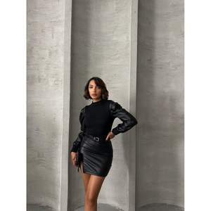 Blusas y Camisas de Mujer con Detalles de Cuero y Trenzas - Venta al por Mayor - Product Image 3