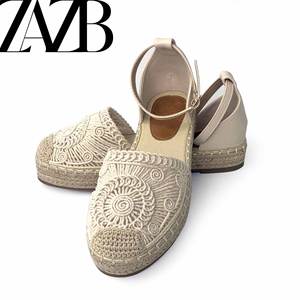 Lujosas <span class=keywords><strong>sandalias</strong></span> de diseñador con hebilla de metal personalizadas <span class=keywords><strong>Sandalias</strong></span> planas de moda para mujeres y mujeres Comodidad para mujeres - Product Image 2