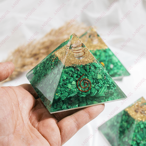 Pirámide de Malaquita Orgone para Alivio del Estrés, Decoración y Meditación - Product Image 1