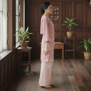 Robe Baju Kurung Modeste Écologique Sans Repassage Coupe Trapèze en Crêpe Texturé Cey avec Épaules Bouffantes – En Stock - Product Image 2