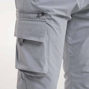 Pantalones cargo de hombre elegantes y funcionales con bolsillos seguros con cremallera y cordón ajustable - Product Image 5