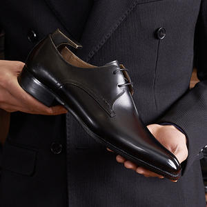 Chaussures en daim rétro avec détails perforés et design léger, chaussures décontractées pour hommes, chaussures tendance - Product Image 2