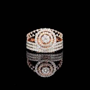 แหวนเพชรทรงกลมสไตล์วินเทจสำหรับผู้หญิง ทองคำขาว 18K ประดับเพชรทรงบริลเลียนท์ พร้อมตัวเรือนแบบหนามเตย ชุบโรเดียม - Product Image 2