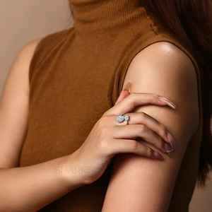 Anillo de Compromiso o Aniversario SPARKVISTA de Aleación con Zirconia Cúbica de Corte Ovalado en Forma de Pera, Estilo Clásico con Detalles de Halo - Product Image 5