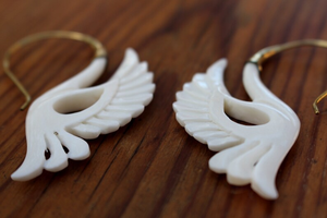 Pendientes de hueso de búfalo de Crescent Craft, joyería étnica hecha a mano, única y sostenible para ocasiones festivas. - Product Image 3