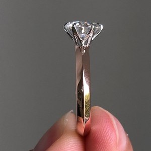 Anillo de Diamantes Chapado en Rodio de Oro Sólido de 14K de Diseño Premium con Piedra Central Brillante para Regalo de Boda o Aniversario para Exportación - Product Image 2