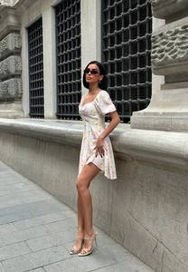 Robe midi décontractée élégante à col droit avec bretelles à nouer sur les épaules, en tissu satiné léger, pour tous les jours ou la plage - Product Image 4