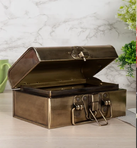 Boîte traditionnelle plaquée argent avec des motifs floraux gravés complexes et un fermoir simple, à prix de gros. - Product Image 3