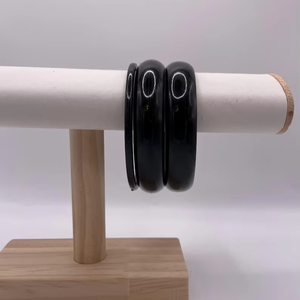 Ensemble de bracelets en résine écologiques faits à la main pour femmes, finition brillante de qualité supérieure, bracelets de mode traditionnels, couleur, taille et design personnalisés - Product Image 1
