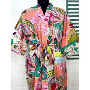 Bata de Casa Ligera de Algodón Estilo Boho-Kimono con Estampado de Mariposas y Flores Hecho a Mano en India, Ideal como Cubrebaño - Product Image 2