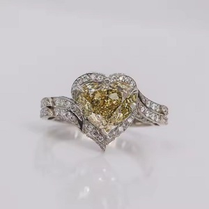 Lujoso anillo de compromiso de diamante cultivado en laboratorio chapado en oro sólido Corte en forma de corazón amarillo Certificado IGI para cumpleaños de niñas - Product Image 1