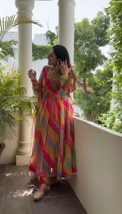 Ensemble de costume de créateur en soie Tibby monochrome exquis Une offre de luxe harmonieusement coordonnée avec un intérieur de qualité supérieure - Product Image 2