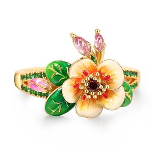 Anillo de Plata de Ley con Esmalte de Flor de Pera, Diseño Caprichoso de Jeulia - Product Image 1