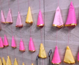 Fondo de borla de cono hecho a mano colorido de 6 pies para decoración de bodas y eventos | Indian Haldi Mehndi Photo Booth Decor - Product Image 2