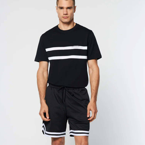 Ensemble deux pièces personnalisé pour homme, t-shirt noir respirant et short rayé, tenue de sport décontractée imprimée, tenue d'été légère - Product Image 1