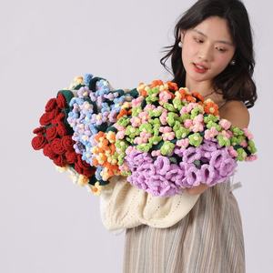 Bouquet de roses éternelles et petite fleur de marguerite au crochet fait main pour l'été, et couverture au crochet pour toutes les occasions festives - Product Image 5