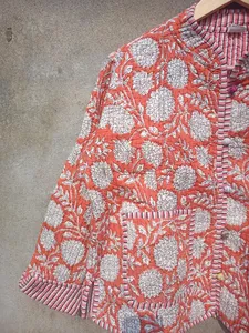 Belle veste courte matelassée légère et réversible faite à la main en coton 100% à fleurs blanches, manteau de style nouveau pour femmes, vêtements de fête - Product Image 2