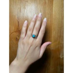 Anillo Navajo Hecho a Mano con Turquesa Kingman y Plata de Ley, Joyería Cultural Coleccionable, Talla 6.5 - Product Image 4