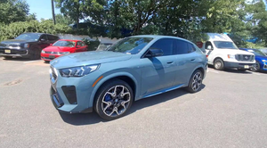 Limpio seminuevo 2024 2x2 M35i - Product Image 2