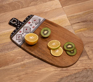 Planche à découper en bois rustique chic, forme ronde, poignée peinte en blanc, plateau de service pour fromage, charcuterie et décoration de cuisine - Product Image 1