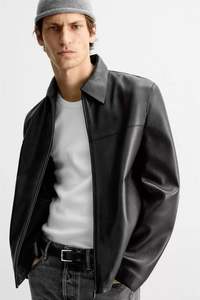 แจ็คเก็ตหนังผู้ชายสไตล์ไฮสตรีท ดีไซน์ล่าสุด พร้อมโลโก้ด้านหน้า ขายส่งออนไลน์ MOQ ต่ำ ย้อมสีพื้น - Product Image 4