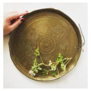 Grand plateau de service rond en laiton pour buffet servant des boissons alimentaires et arrangement de pièce maîtresse décorative - Product Image 4