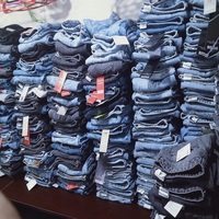 Vêtements excédentaires de marque originale de qualité supérieure lot de stock de vêtements expédition d'usine annuler le surstock de pantalon en denim pour hommes et garçons