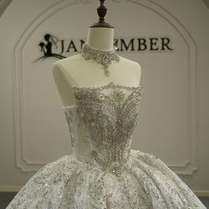 Vestido de Novia Moderno y Elegante GT26055 con Cuello Barco, Cola Capilla de Cristal, Encaje, Flores con Lentejuelas y Estilo Imperio Abullonado - Product Image 5