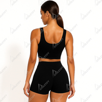 Ensemble de sport côtelé respirant pour femme : soutien-gorge athlétique et short moulant pour yoga, gym, course et tenue décontractée confortable.