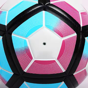 Football en cuir PU et enduit de TPU de qualité supérieure pour l'entraînement et les matchs, disponible en taille 5, personnalisable pour les enfants et les adultes - Product Image 4