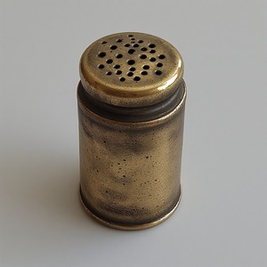 Molino de sal y pimienta de madera Premium con molinillo de bronce artesanal hecho a mano que ofrece acento decorativo para un comedor elegante - Product Image 6