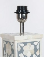 Faizacraft Nouvelle lampe de table grise incrustée d'os de premier ordre avec éclairage rectangulaire au design floral pour la maison et les hôtels.