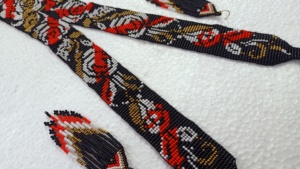 Ensembles de colliers de perles de rocaille en verre de couleur noire et rouge fabriqués à la main avec boucles d'oreilles assorties pour les magasins d'accessoires de mode - Product Image 6