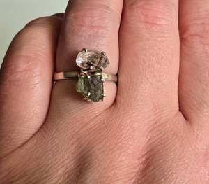 Anillo de plata esterlina Tamaño 7 3/4 que combina diamante Herkimer Natural y moldavita checa joyería hecha a mano aspecto sofisticado - Product Image 3