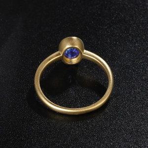 แหวนทองคำสีเหลืองไพลินสีน้ำเงินธรรมชาติ18K พร้อมเครื่องประดับชุบโรเดียมที่มีเทคโนโลยีการตั้งค่าฝา - Product Image 4