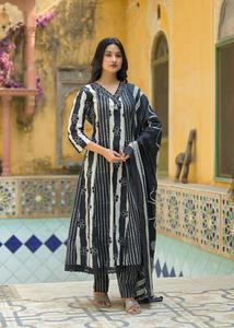 Costume Anarkali tendance et magnifique en coton véritable avec broderie sur toute la surface, parfait pour la saison des mariages - Product Image 2