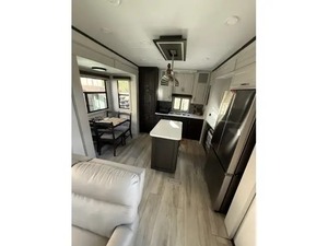 K-e-y-s-t-o-n-e A-L-P-INE 3661FL 2025 USADO EN EXCELENTES CONDICIONES, ALTA CAPACIDAD DE ALOJAMIENTO, EN VENTA - Product Image 2