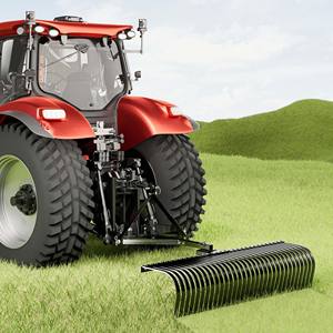 Tractor con rastrillo agrícola con muescas Rastrillo ligero - Product Image 1